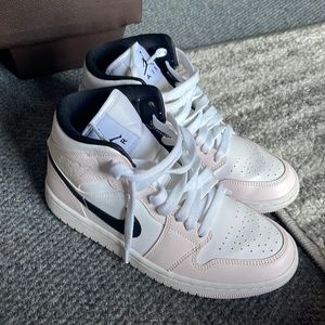2021
Wmns Air Jordan 1 Mid 'Barely Rose'